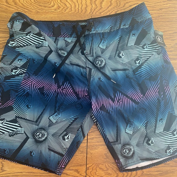 Volcom board shorts - Picture 1 of 5